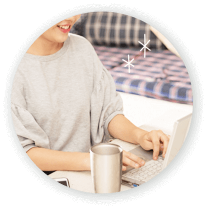 パソコン作業をする女性